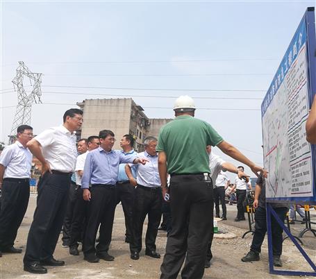 鄭俊康、吳煒到火車站周邊路網(wǎng)改造工程調(diào)研