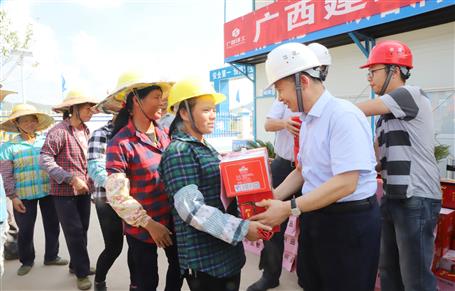 集團(tuán)公司黨委委員、副總經(jīng)理侯立林到公司施工一線送清涼