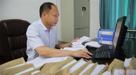 初心不改　本色不褪——記廣西勤廉榜樣、河池市紀(jì)委副書(shū)記、監(jiān)委副主任黃振林