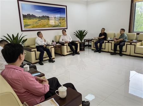 覃振華與柳城縣委書記舉行工作會(huì)談