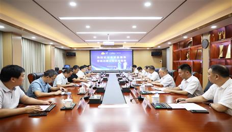 覃振華與鹿寨縣委副書記、縣長楊毅舉行工作會(huì)談