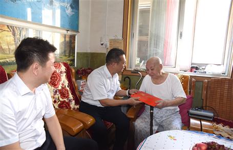 覃振華、賴(lài)海標(biāo)國(guó)慶節(jié)前慰問(wèn)離休老干部