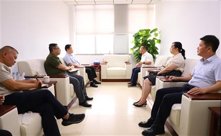 覃振華與柳北區(qū)委書記、區(qū)長石中華舉行工作會談