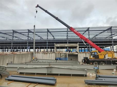 【奮戰(zhàn)三季度 打贏攻堅(jiān)戰(zhàn)】冶建第四分公司內(nèi)蒙古項(xiàng)目2#冷庫鋼結(jié)構(gòu)首吊成功！